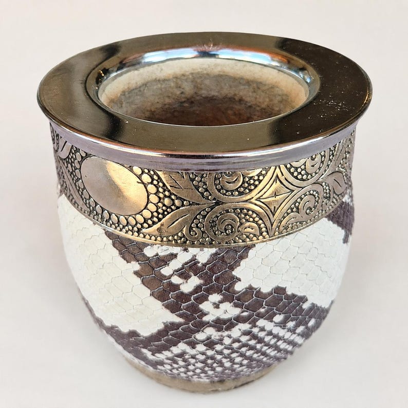 Mate gourd with floral geometric silver band