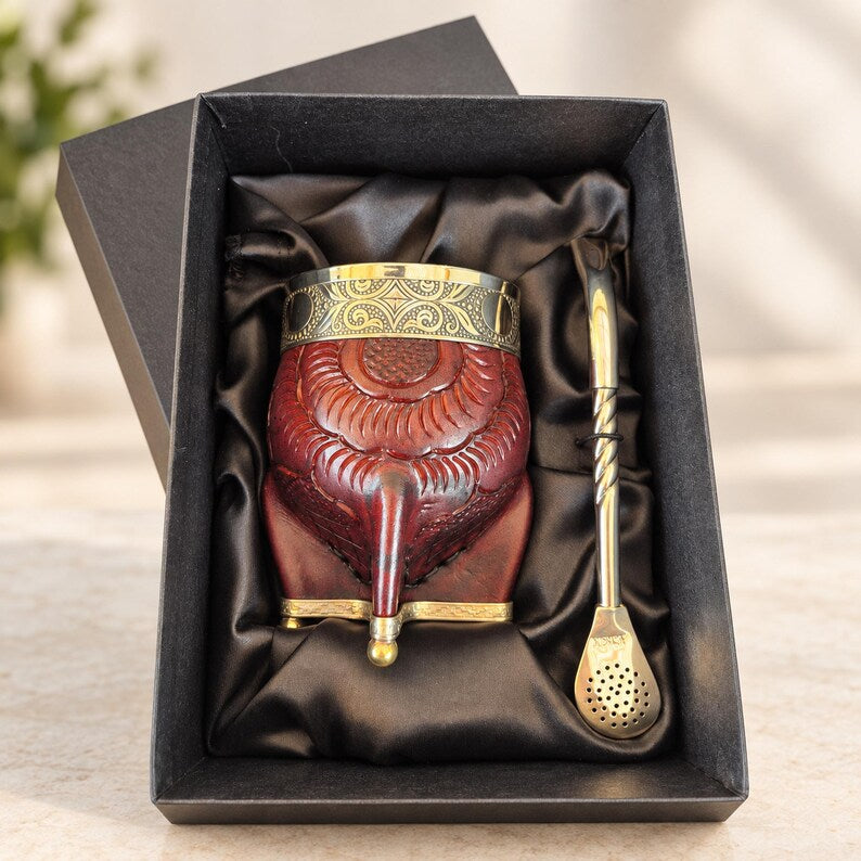 Mate set in gift box with gold-tone rim